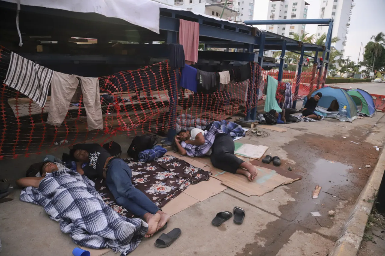 México traslada a migrantes al violento puerto de Acapulco