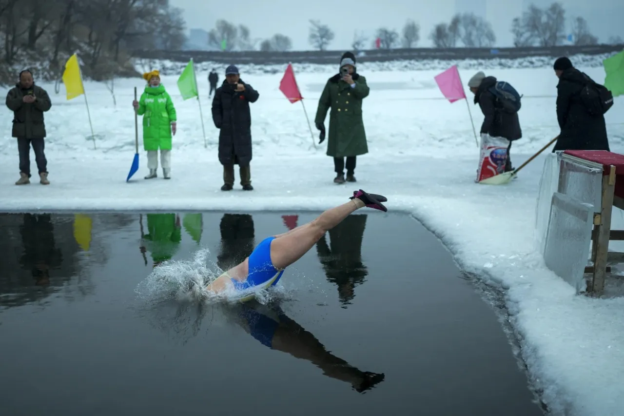 Bañistas chinos se sumergen en un río en medio de gélidas temperaturas