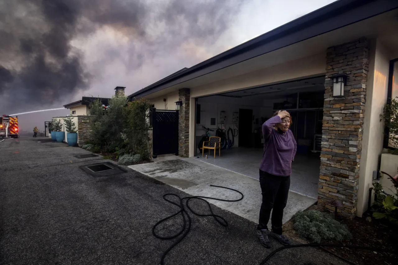 Un incendio en California destruye muchas estructuras; vientos ganan fuerza