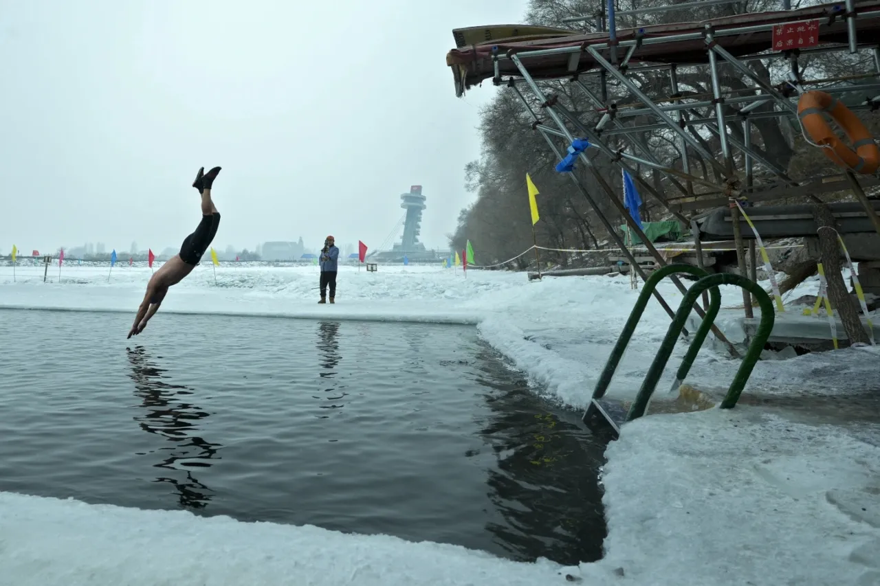 Bañistas chinos se sumergen en un río en medio de gélidas temperaturas