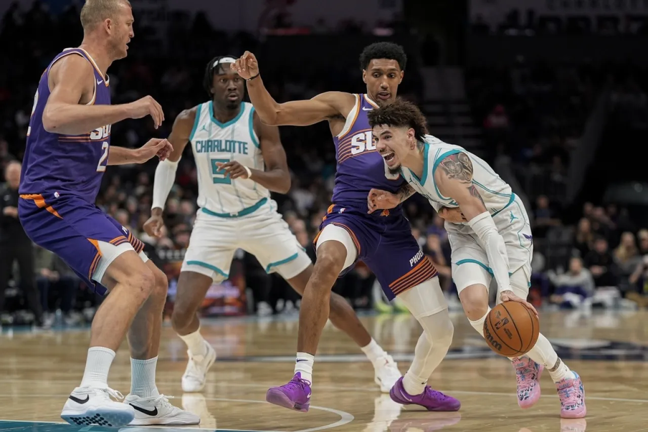 Hornets vencen a Suns para cortar racha de 10 derrotas