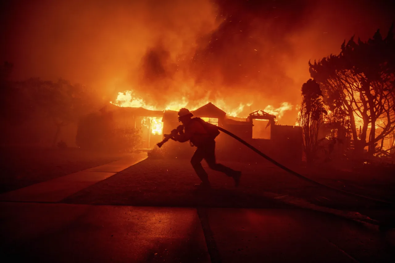 Celebridades evacuadas en incendios de LA esperan saber destino de sus hogares