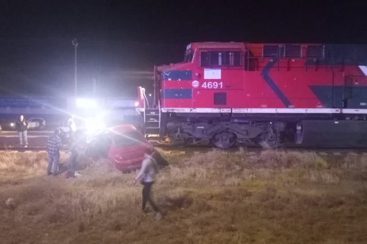 Chocan padre e hija contra el tren en Cuauhtémoc 