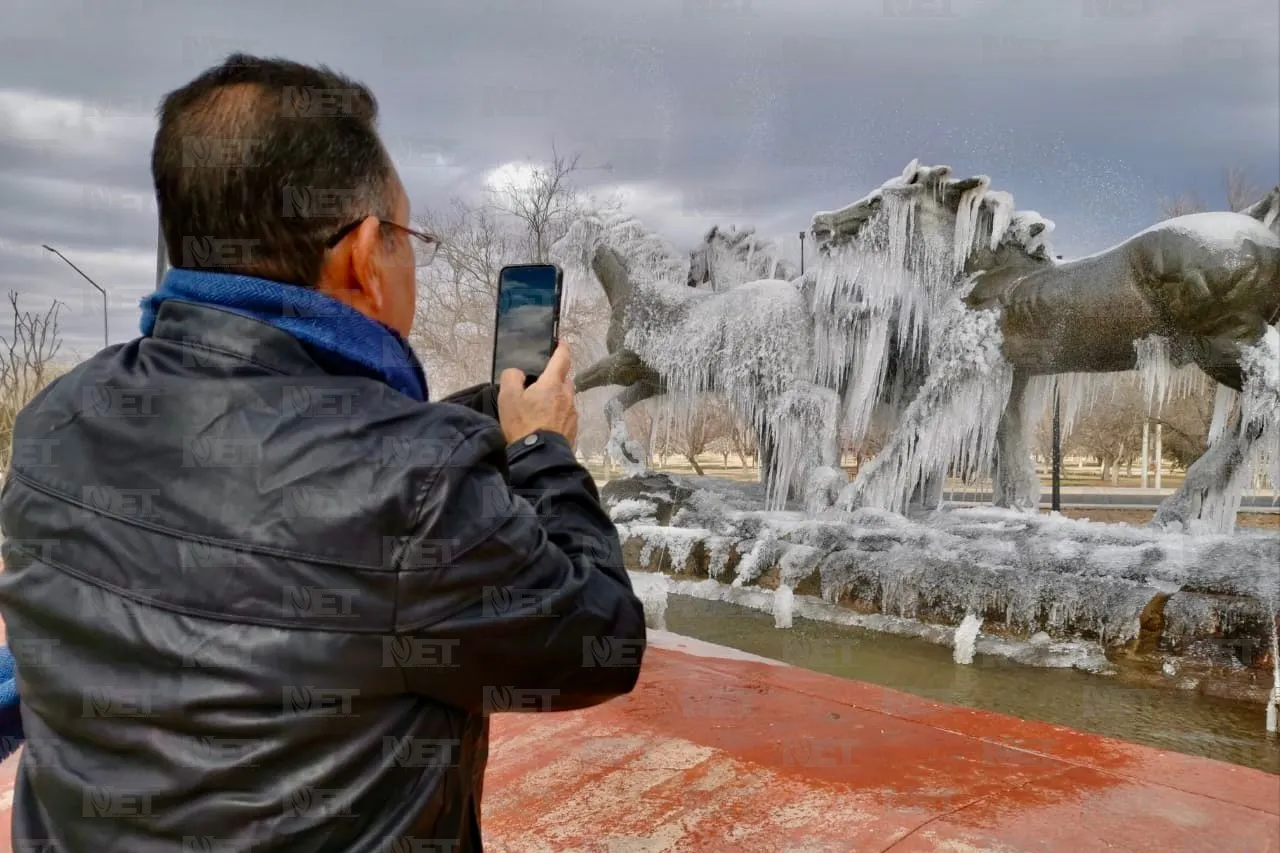 Foráneos se toman fotografías en los Indomables congelados