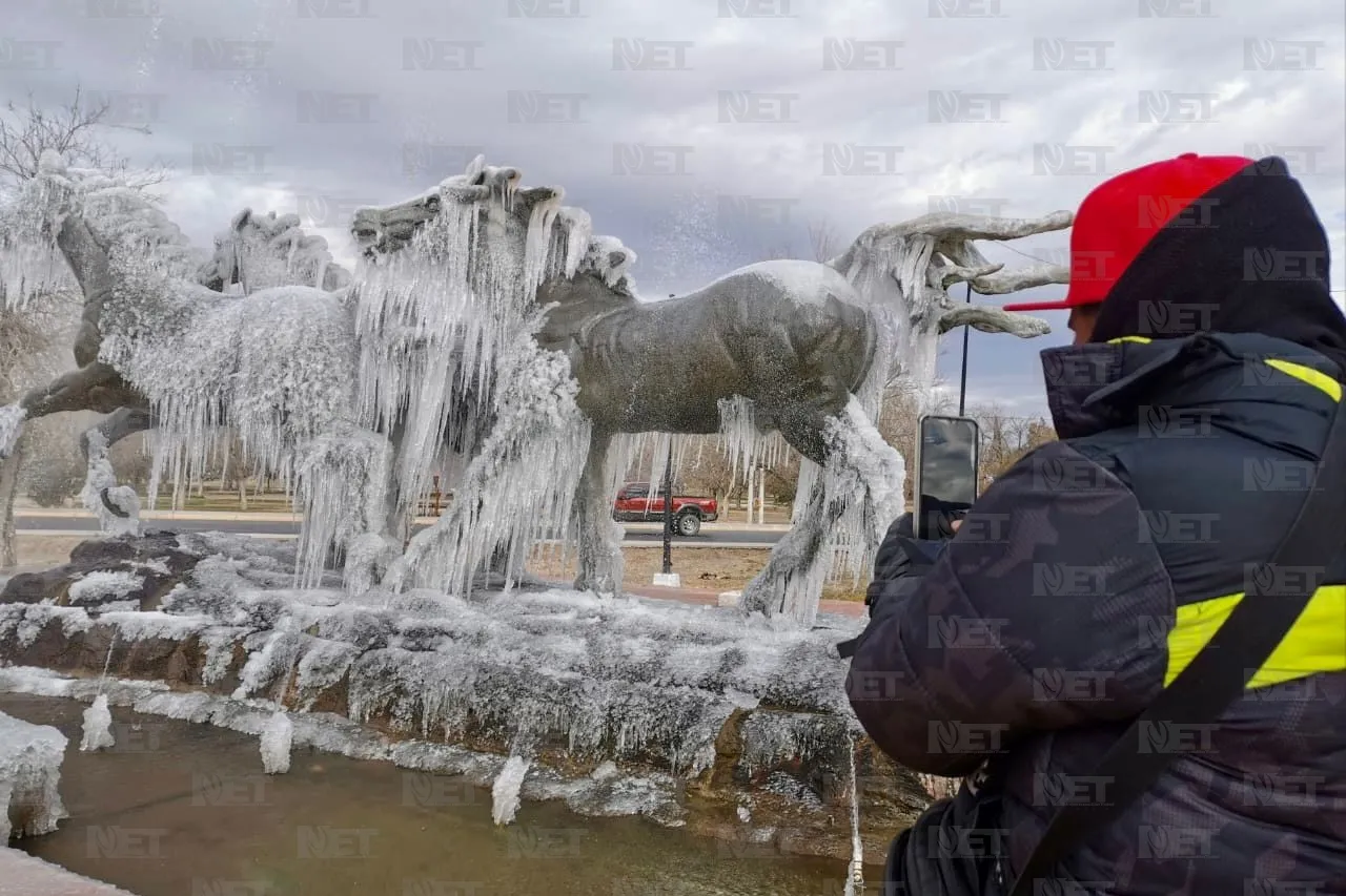 Foráneos se toman fotografías en los Indomables congelados