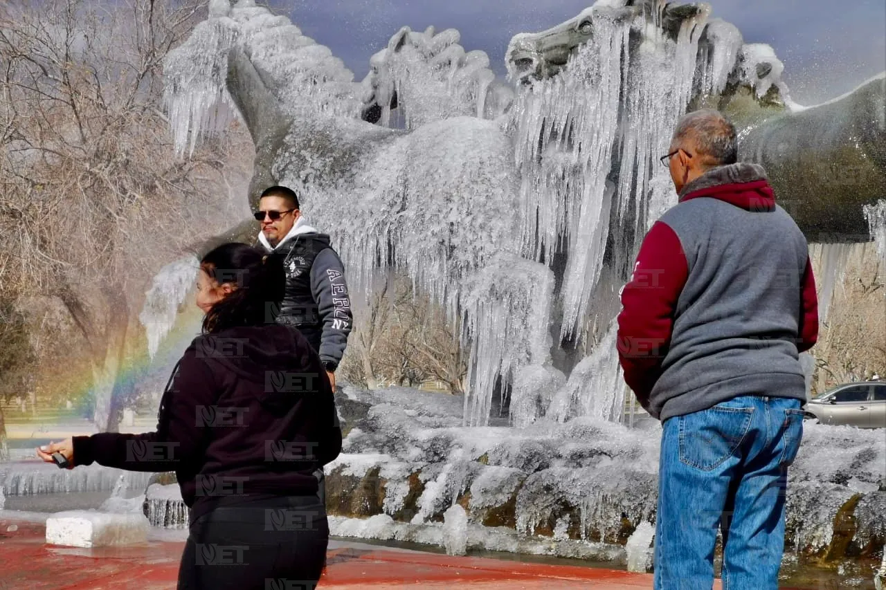 Foráneos se toman fotografías en los Indomables congelados