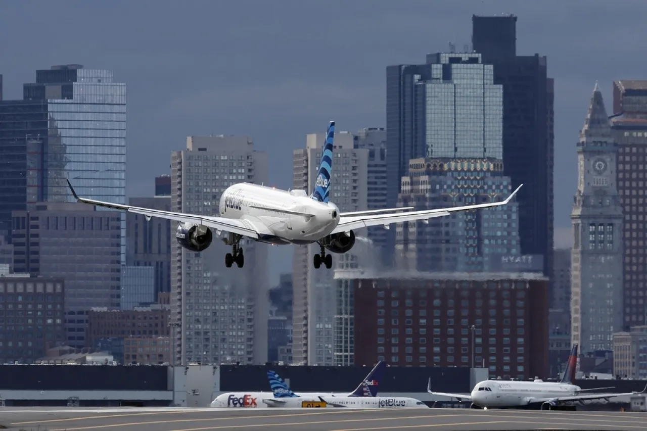 Pasajero abre puerta de avión justo antes de despegar