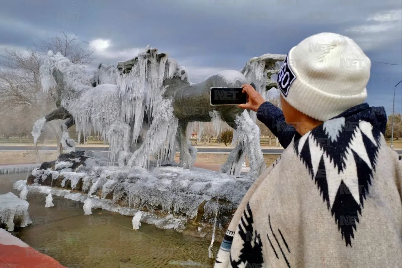 Foráneos se toman fotografías en los Indomables congelados