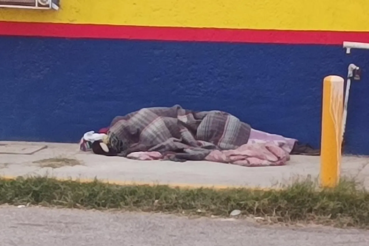 Si ves a alguien durmiendo en la calle en el frío, avisa y salva vidas