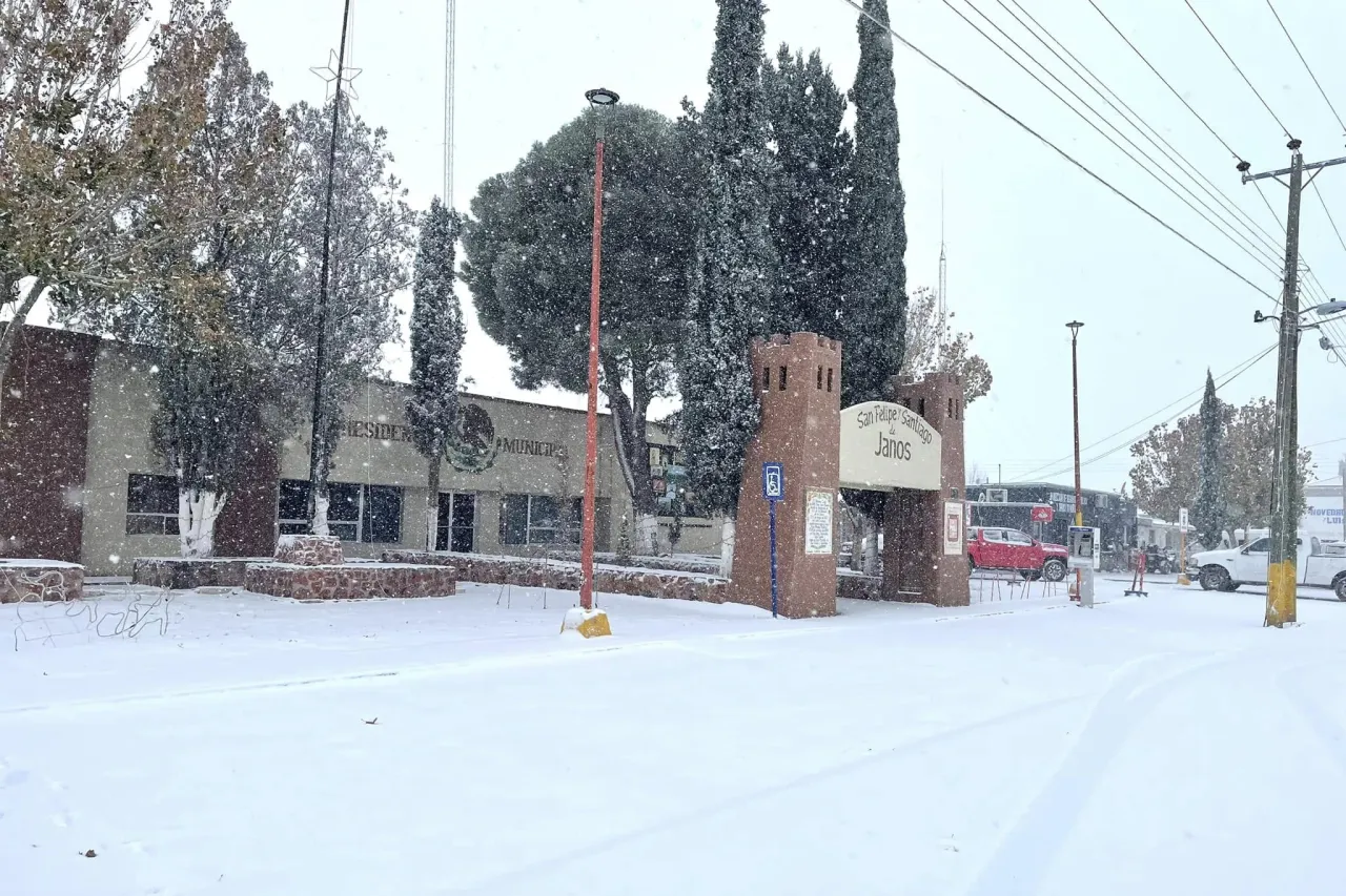 Janos se viste de blanco por fuerte nevada esta mañana