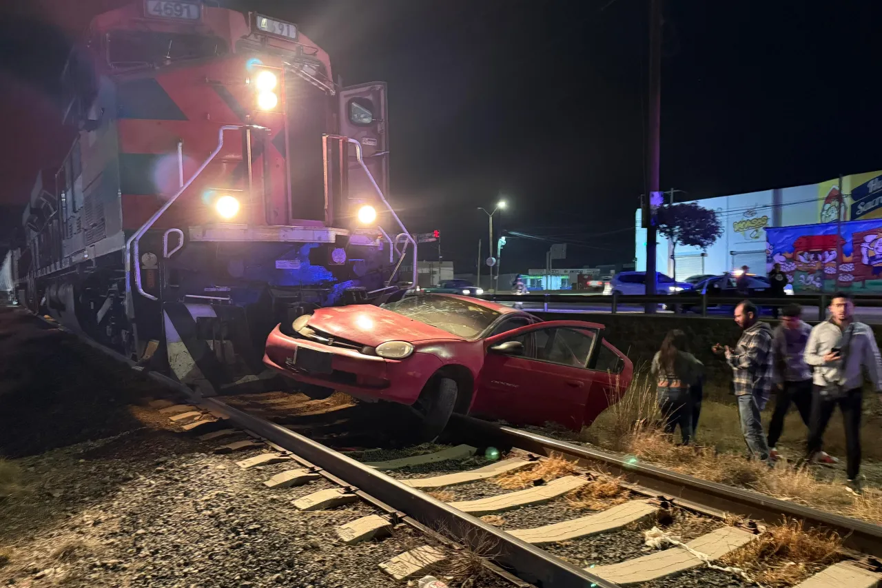 Chocan padre e hija contra el tren en Cuauhtémoc 