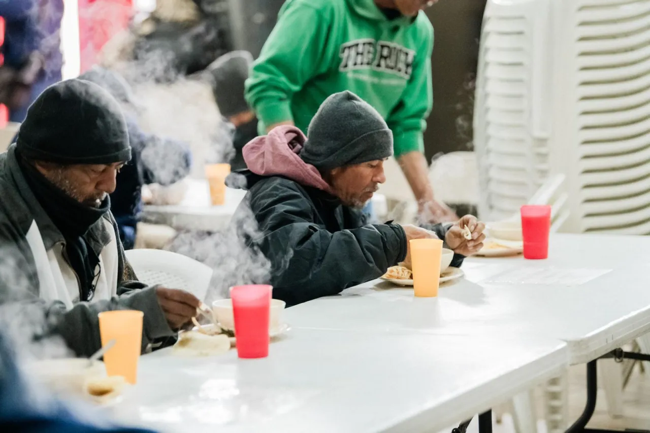 Ofrecen comida caliente a personas en situación de calle 