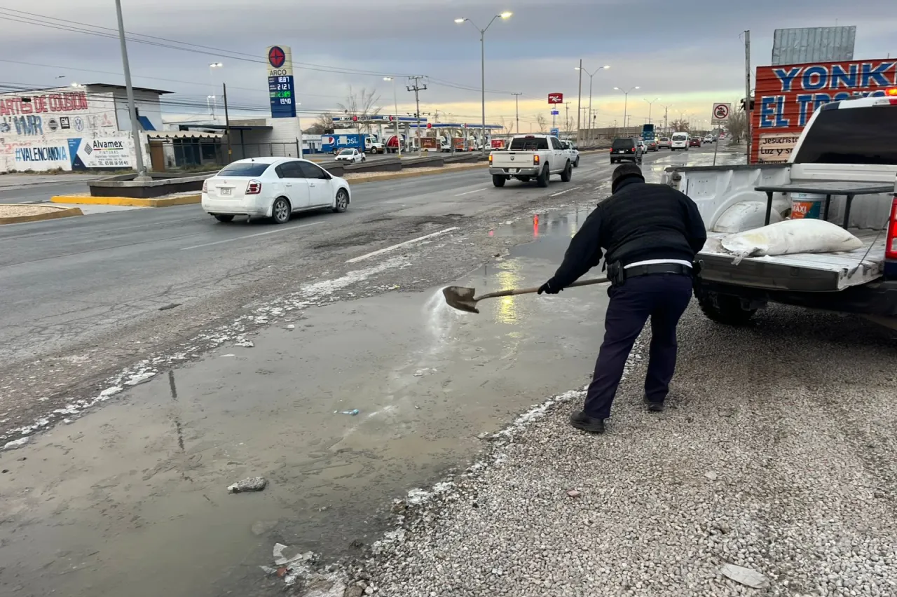 Esparce Seguridad Vial sal en calles y avenidas congeladas