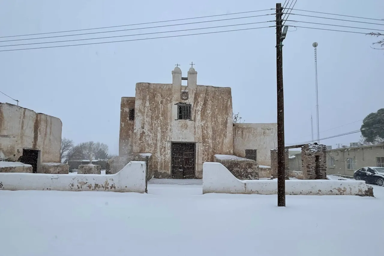 Janos se viste de blanco por fuerte nevada esta mañana