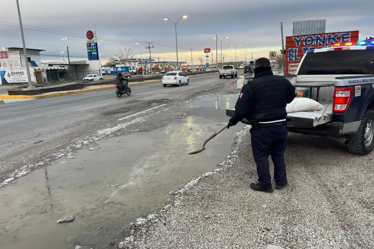 Esparce Seguridad Vial sal en calles y avenidas congeladas