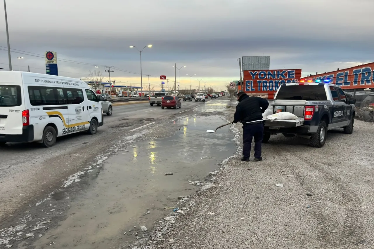 Esparce Seguridad Vial sal en calles y avenidas congeladas