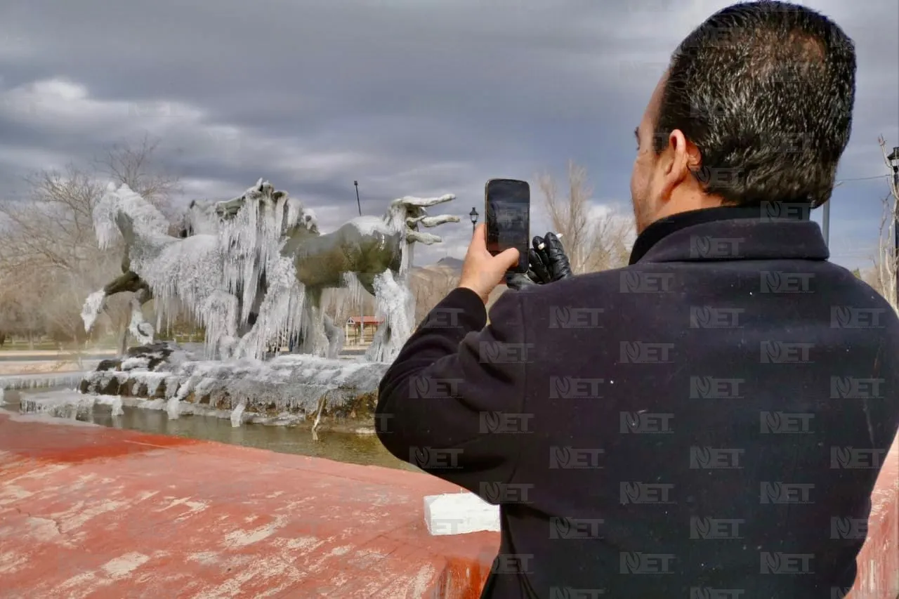 Foráneos se toman fotografías en los Indomables congelados