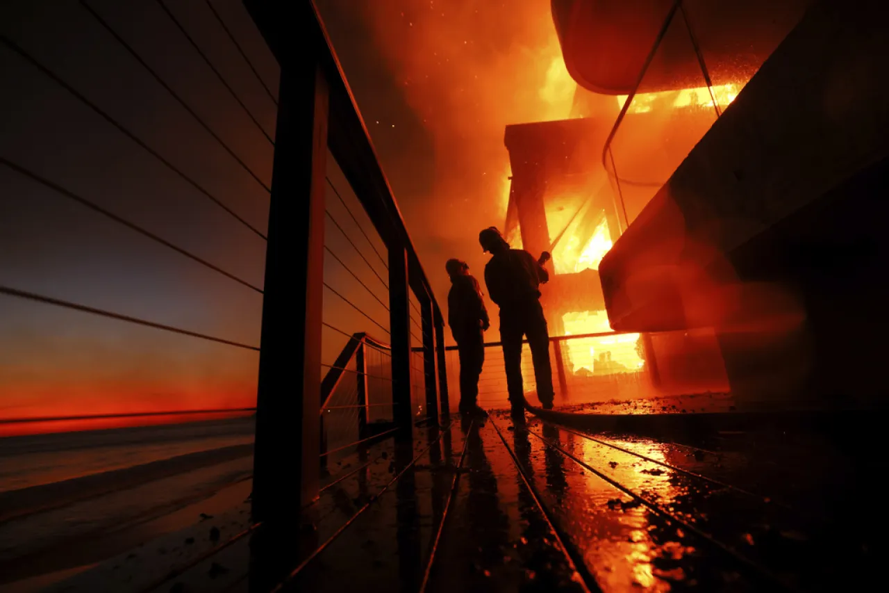 Bomberos combaten devastadores incendios forestales en Los Ángeles