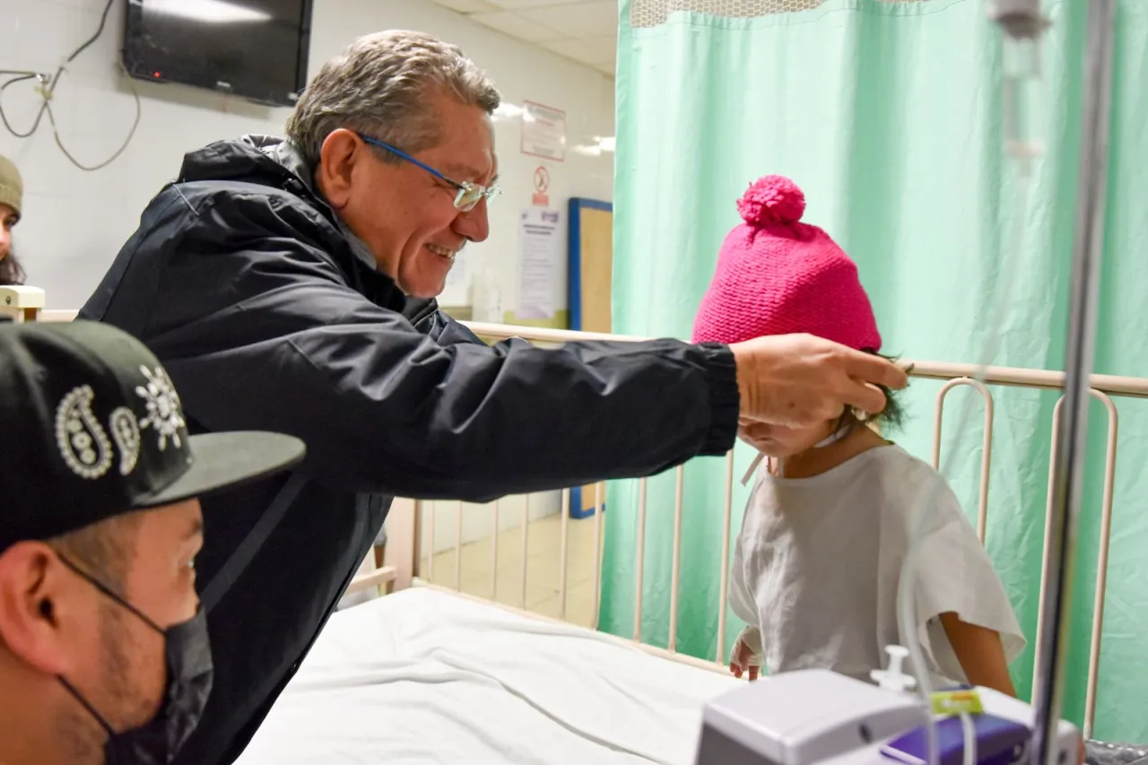 Regalan gorritos a 'Casa del Menor Migrante' y al Hospital Infantil