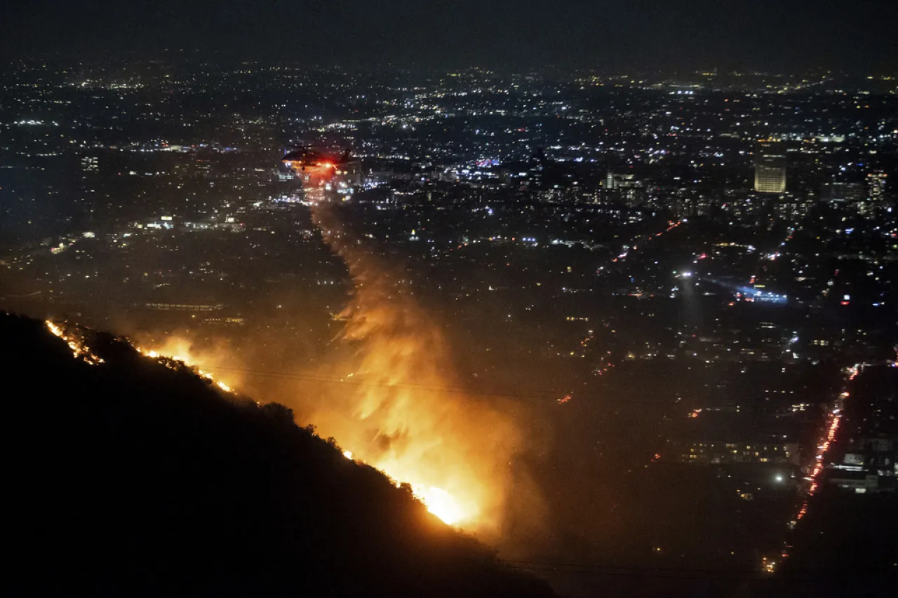 Bomberos combaten devastadores incendios forestales en Los Ángeles