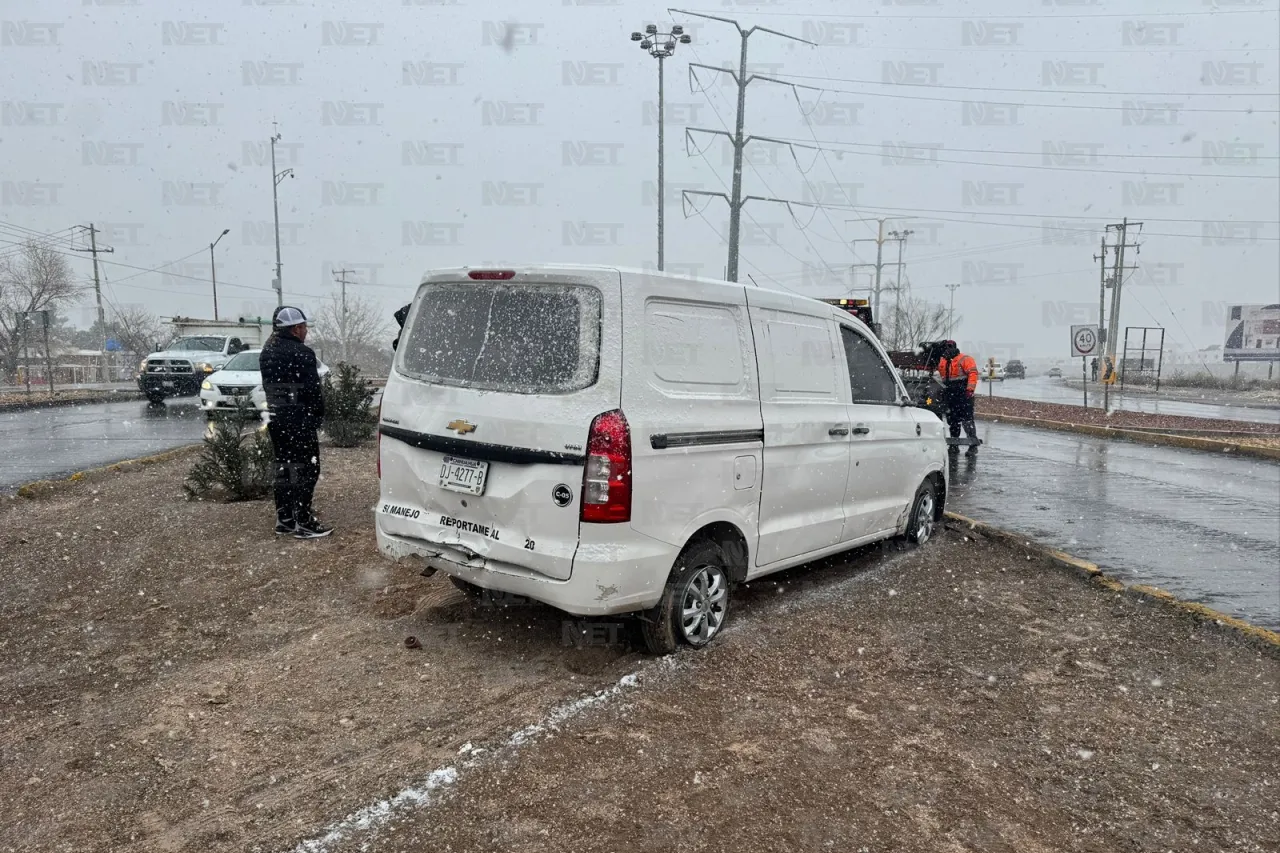 Derrapa y vuelca minivan en la Francisco Villarreal