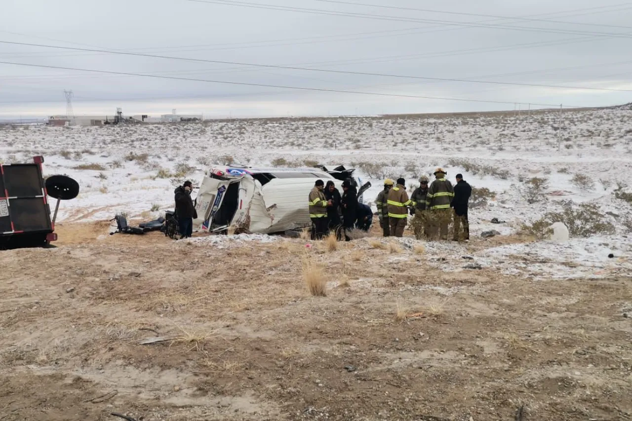 Vuelca vehículo con 14 personas cerca de Samalayuca