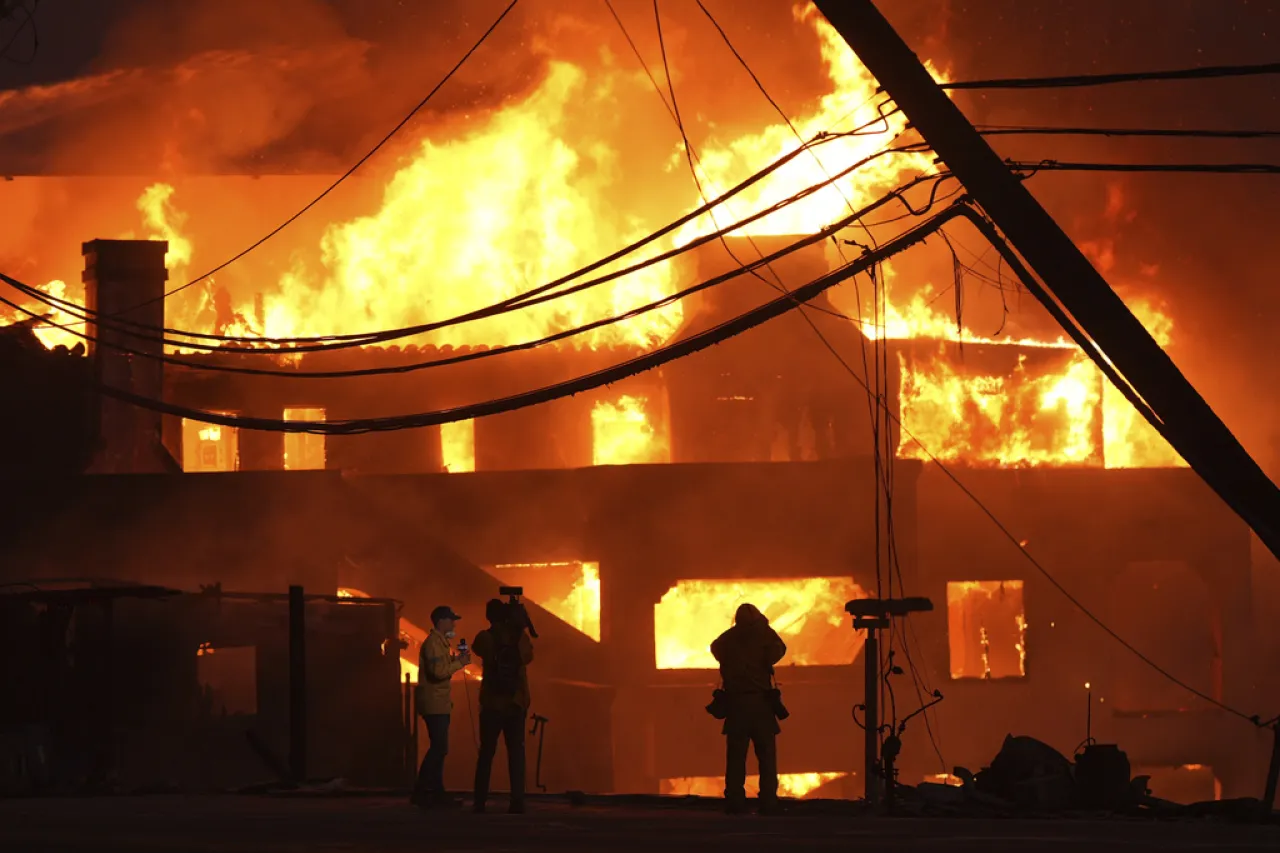 Bomberos combaten devastadores incendios forestales en Los Ángeles