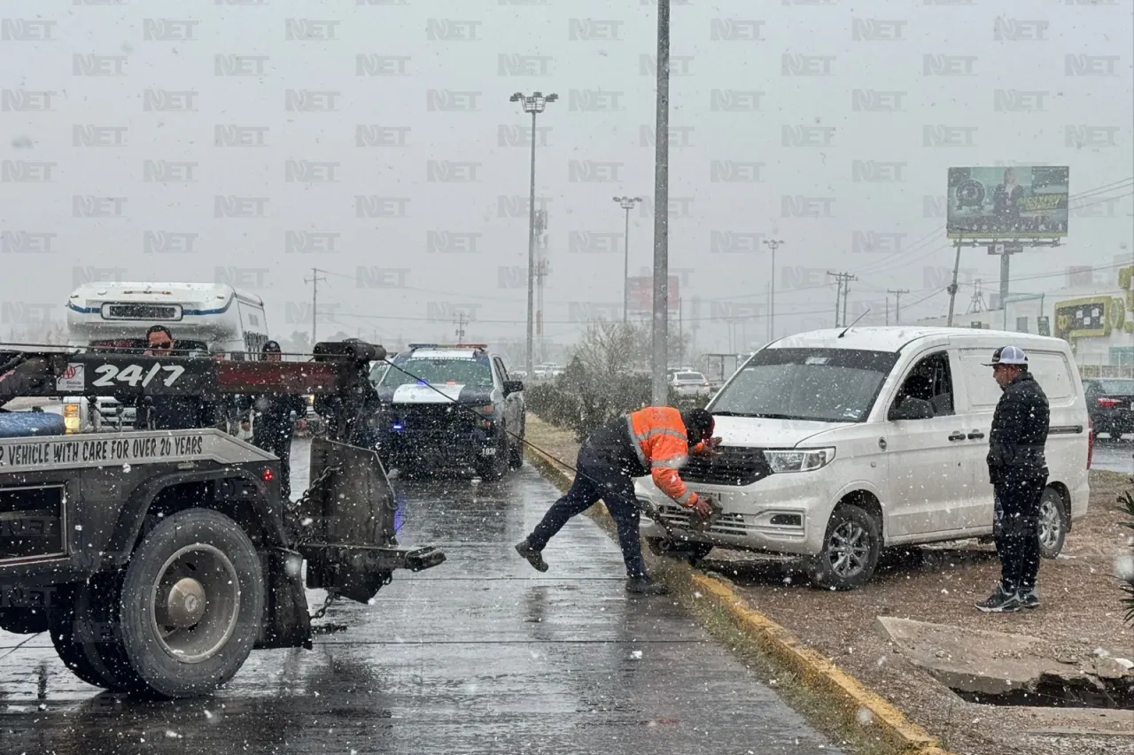 Derrapa y vuelca minivan en la Francisco Villarreal