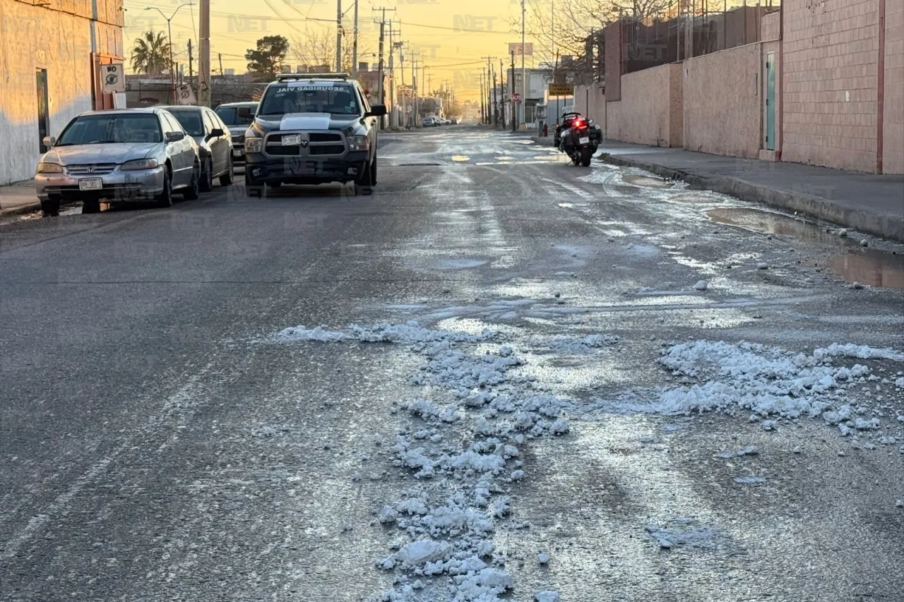 Esparcen sal en calles congeladas de Juárez