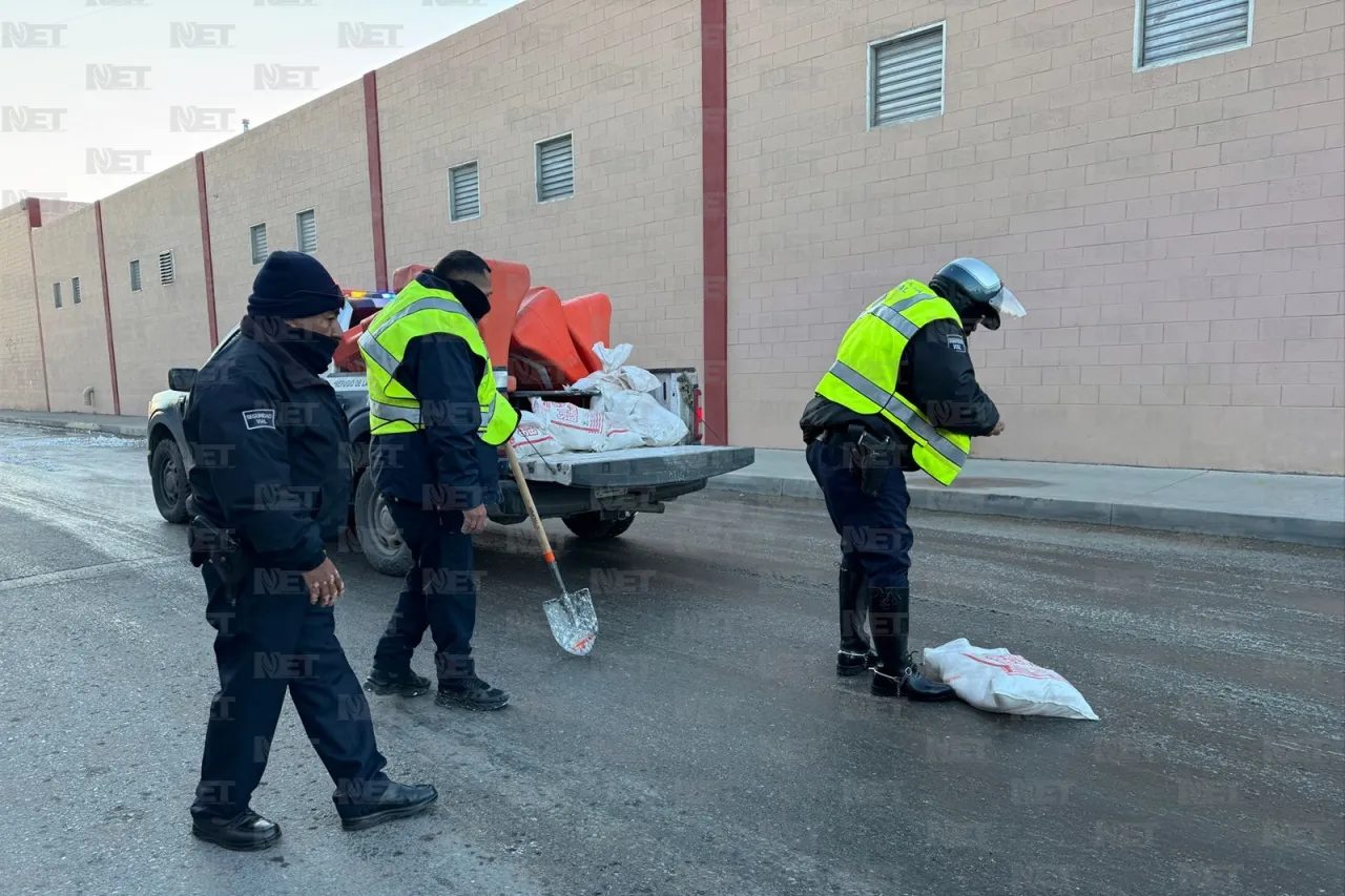 Esparcen sal en calles congeladas de Juárez