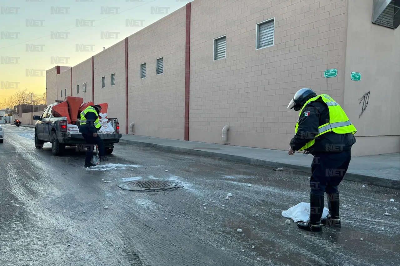 Esparcen sal en calles congeladas de Juárez