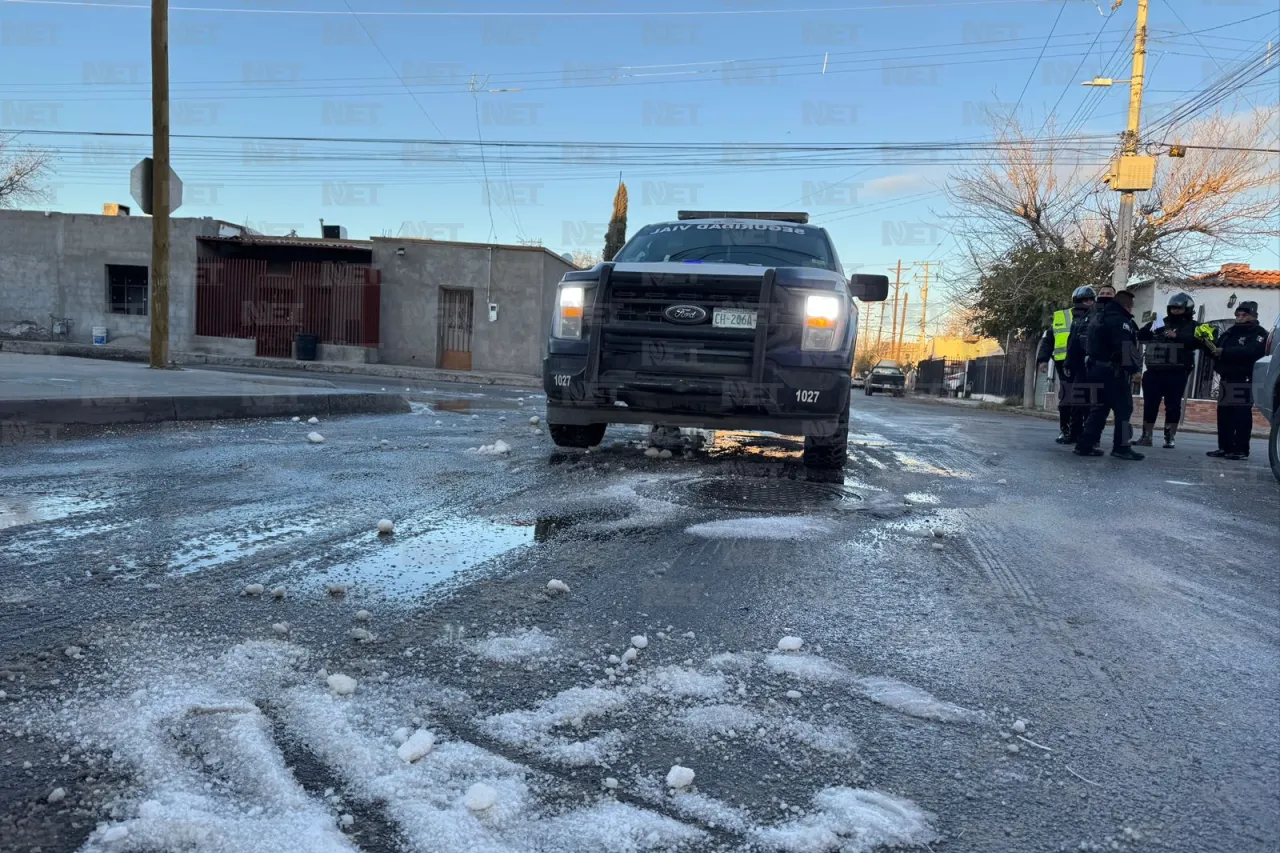 Esparcen sal en calles congeladas de Juárez