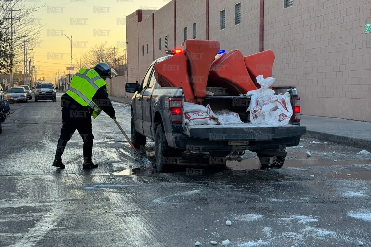 Esparcen sal en calles congeladas de Juárez