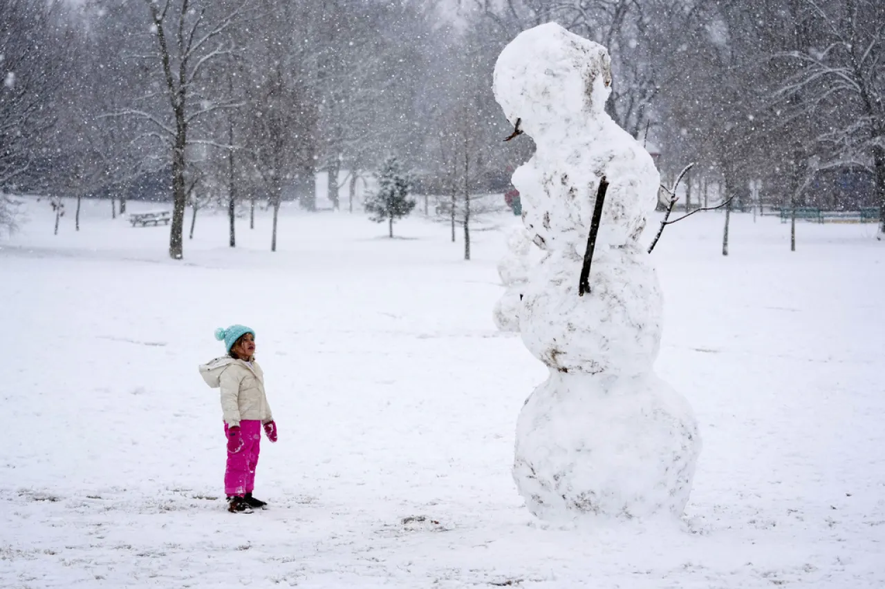 Tormenta invernal histórica azota el sur de EU, dejando récords de nieve