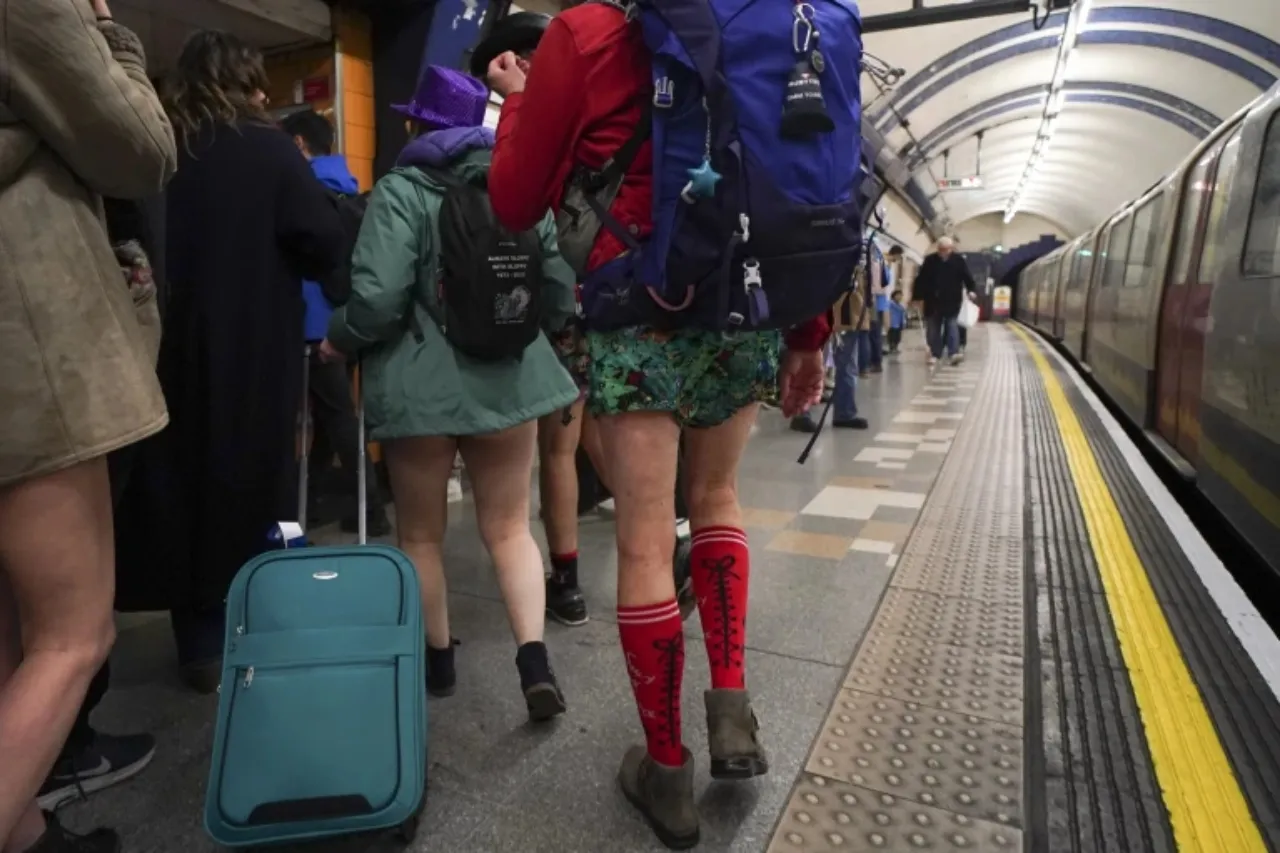 Suben sin pantalones al metro de Londres para alegrar un día gris de invierno