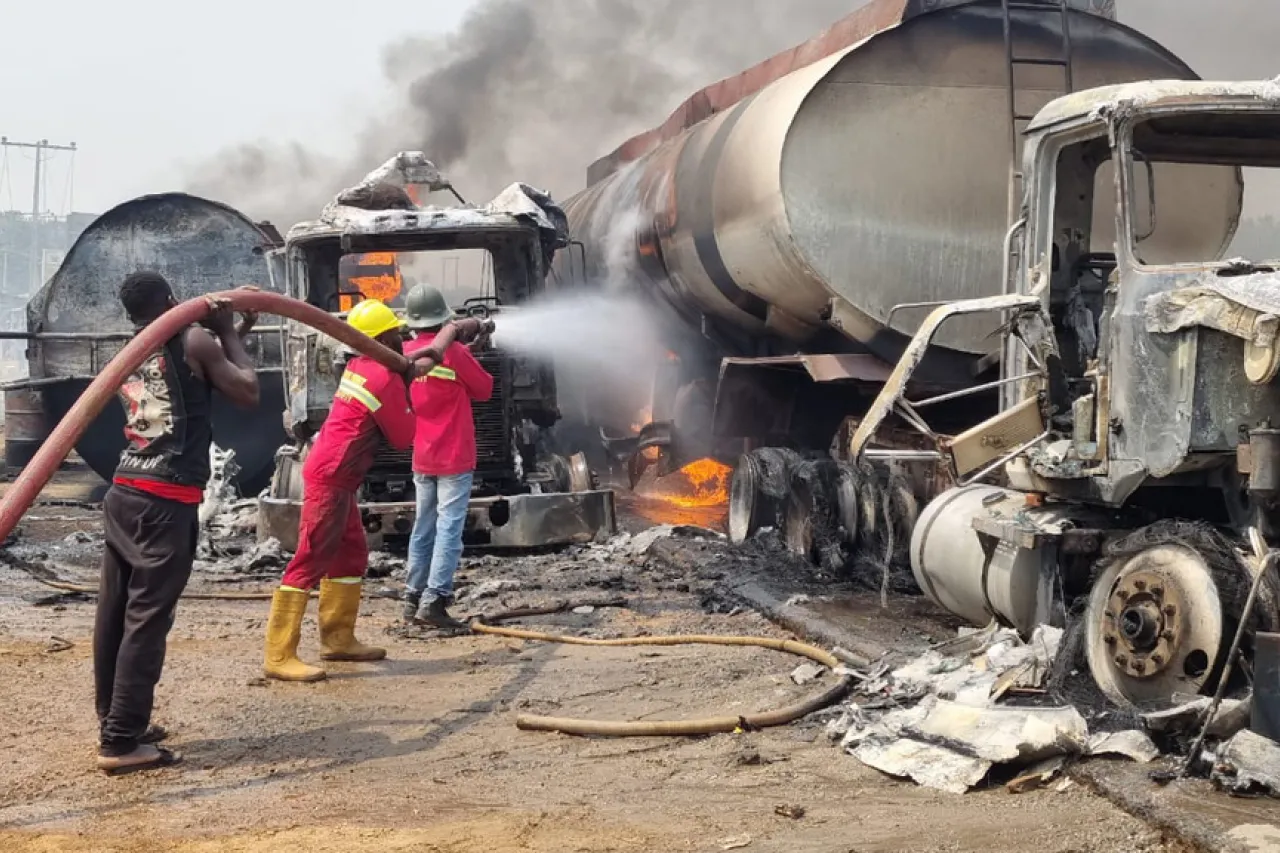 Rapiña de combustible en pipa accidentada deja 98 muertos