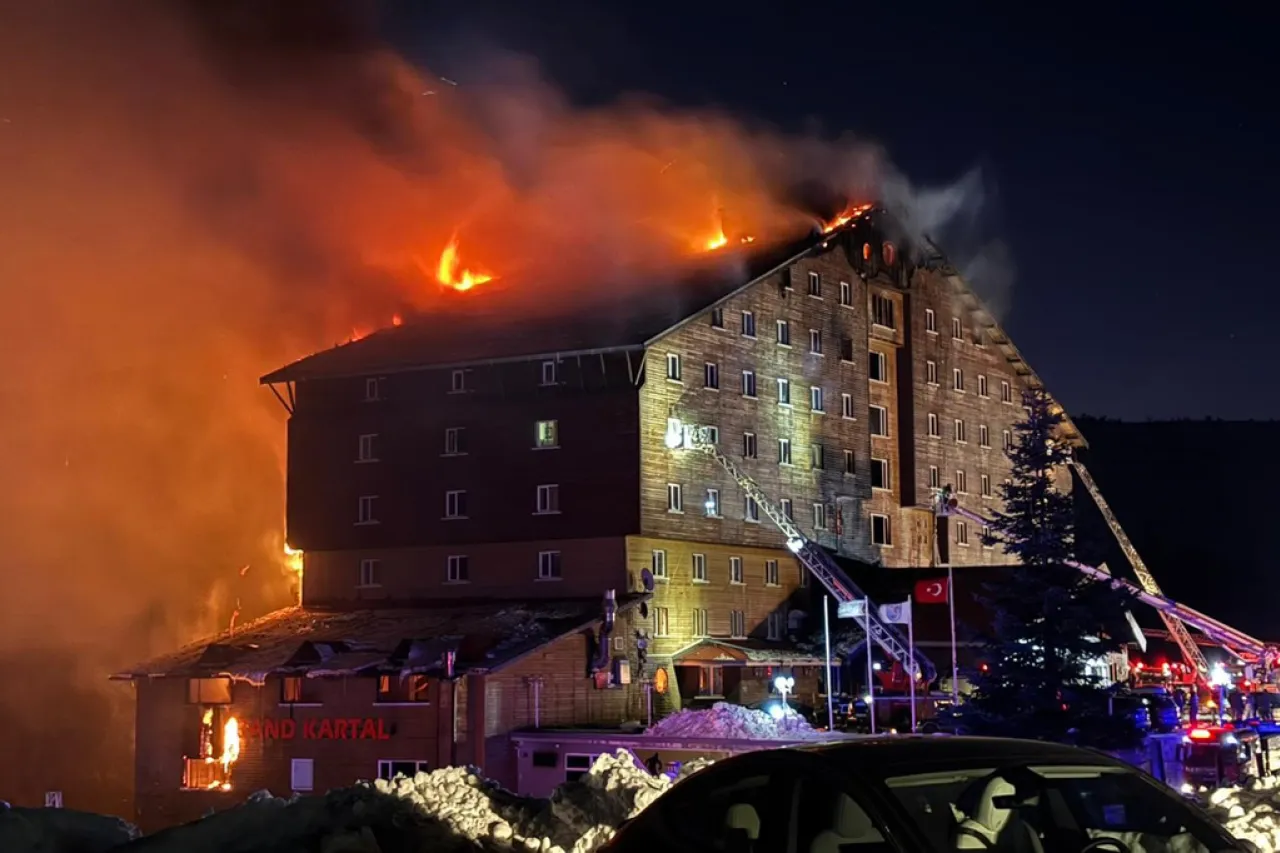 Incendio en hotel de Turquía deja al menos 66 muertos