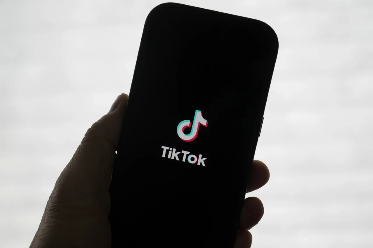 UE impone multa récord a TikTok por violar normas de privacidad