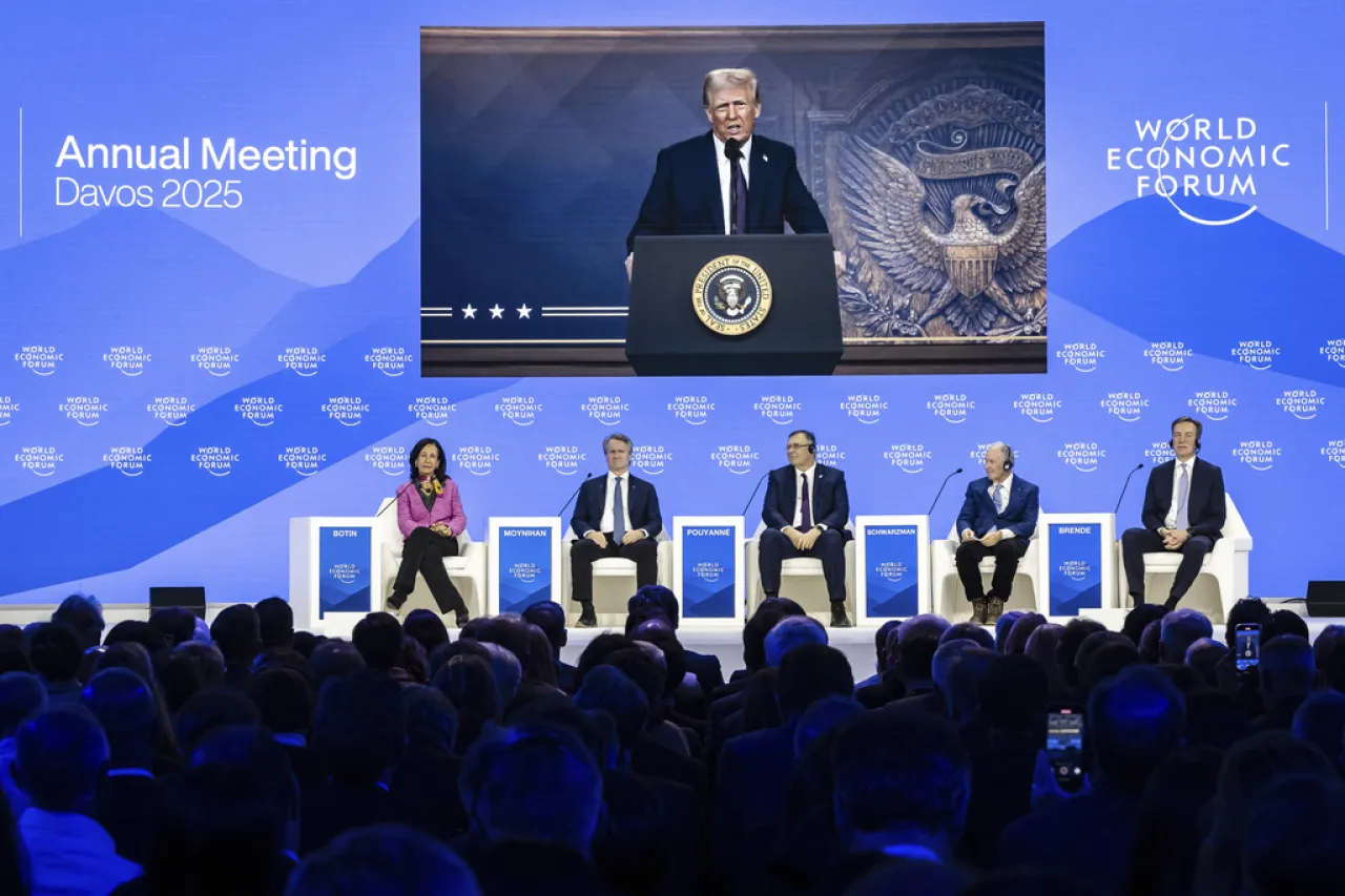 Davos bajo lupa: Investigarán a su creador