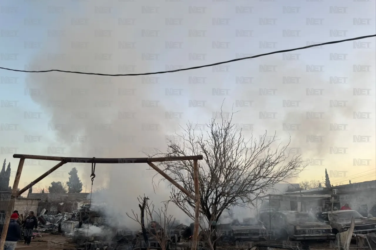 Arde taller de carrocería en El Granjero