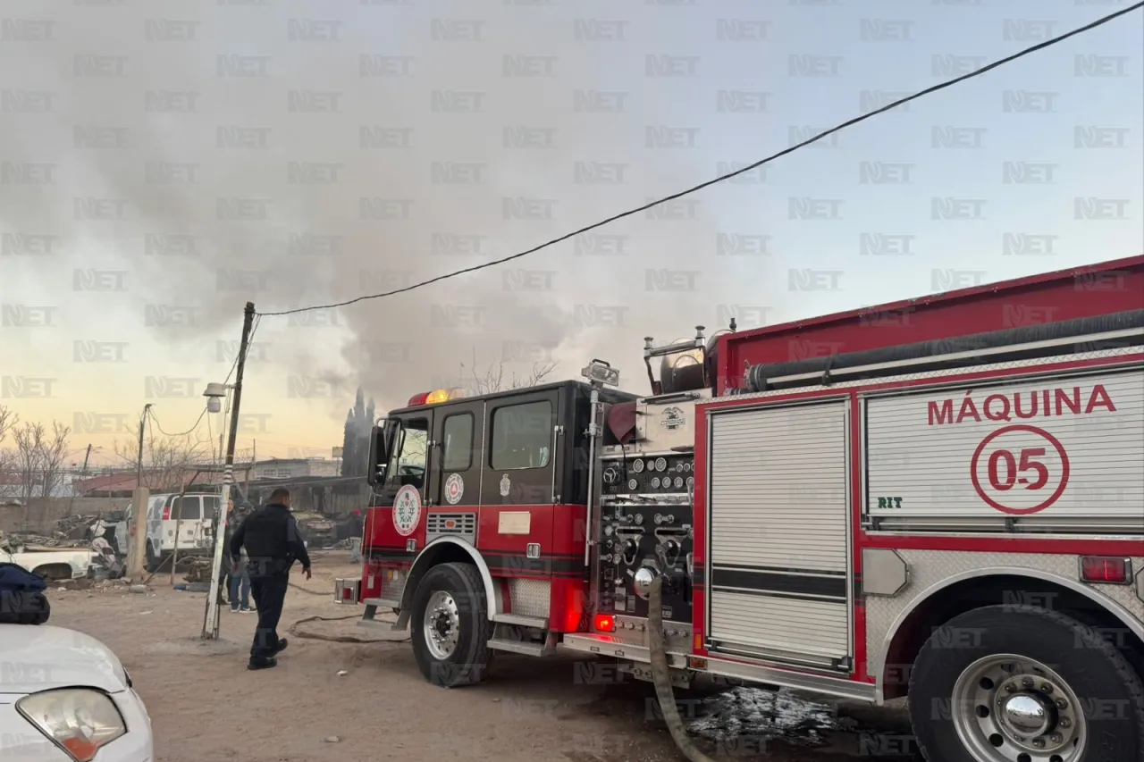 Arde taller de carrocería en El Granjero