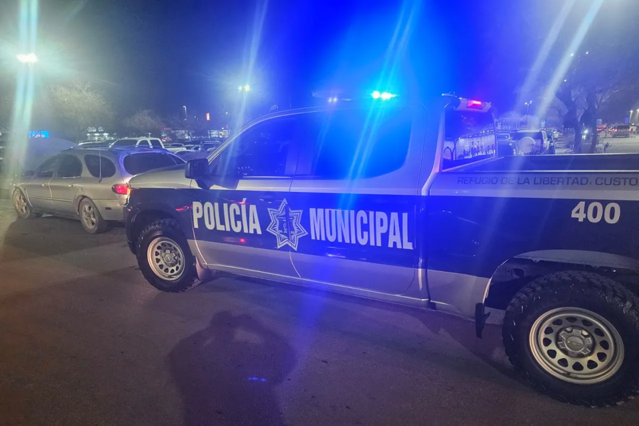 Video: 'Hacen la del día'; policías ayudan a conductor con auto descompuesto
