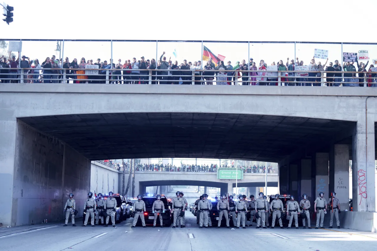 Bloquean manifestantes autopista de Los Ángeles para exigir fin a deportaciones
