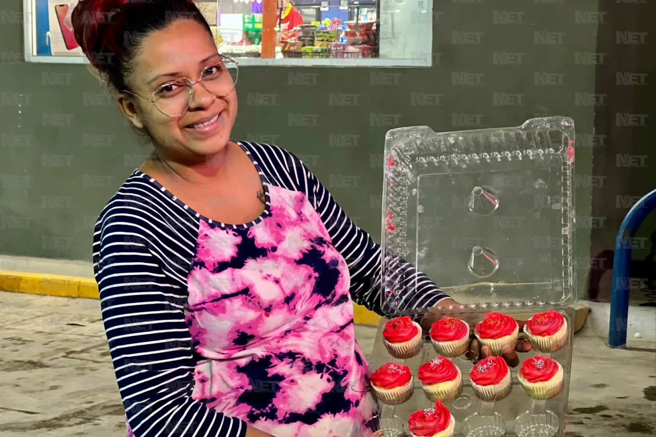Yazmin vende cupcakes entre los carros, con 8 meses de embarazo