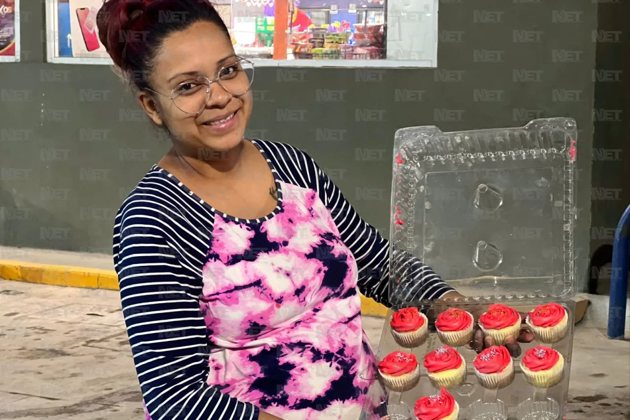 Yazmin vende cupcakes entre los carros, con 8 meses de embarazo