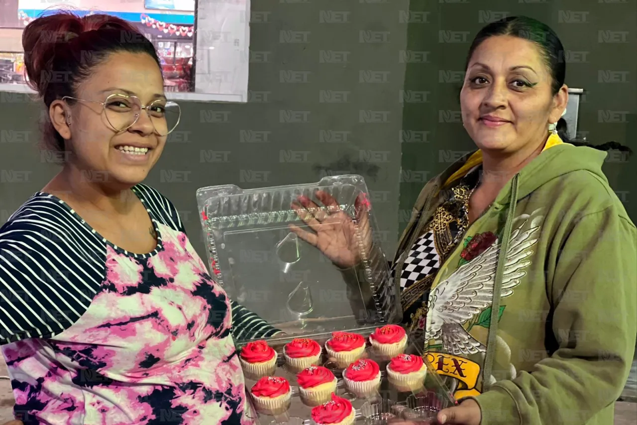 Yazmin vende cupcakes entre los carros, con 8 meses de embarazo
