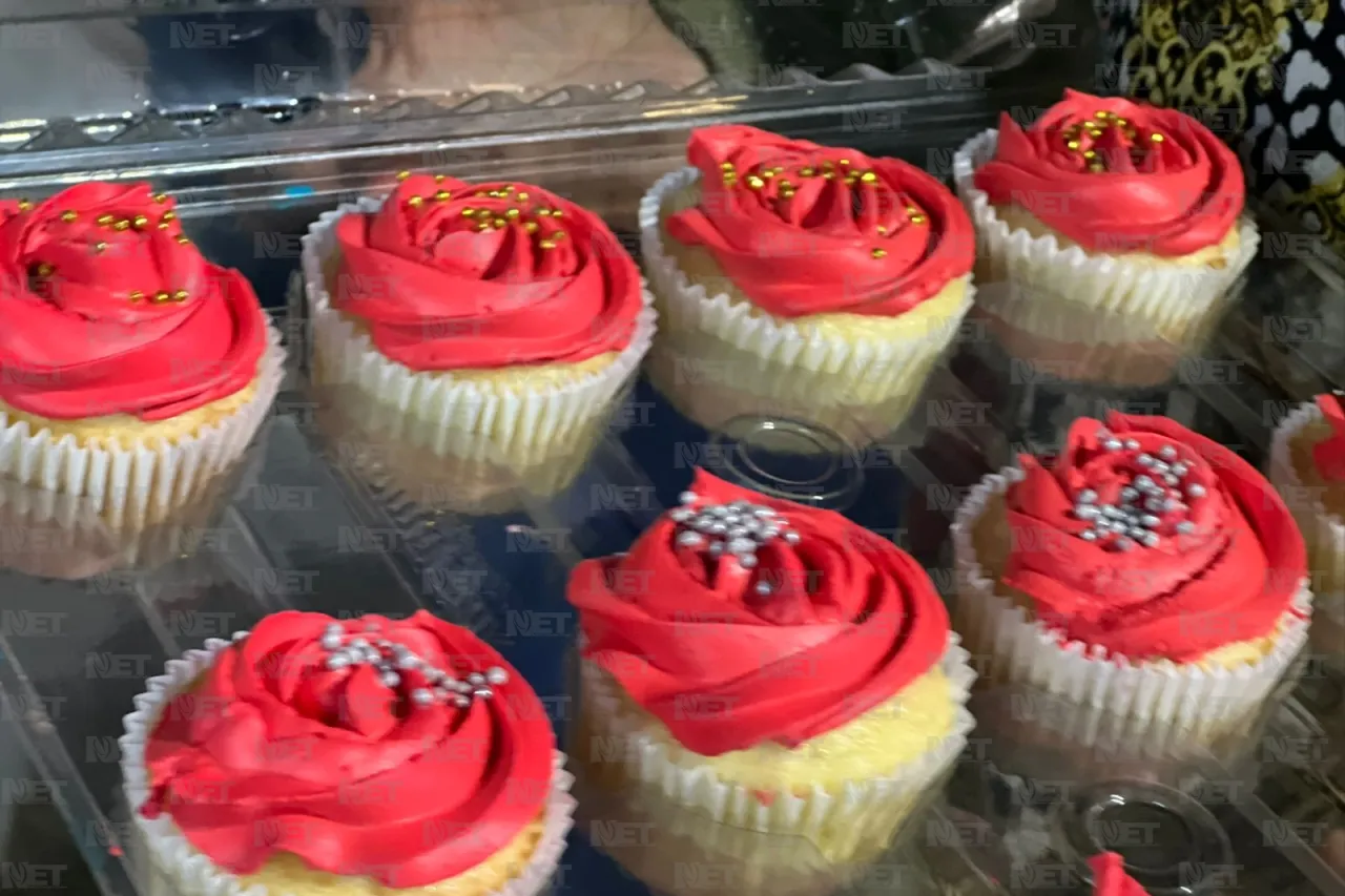Yazmin vende cupcakes entre los carros, con 8 meses de embarazo
