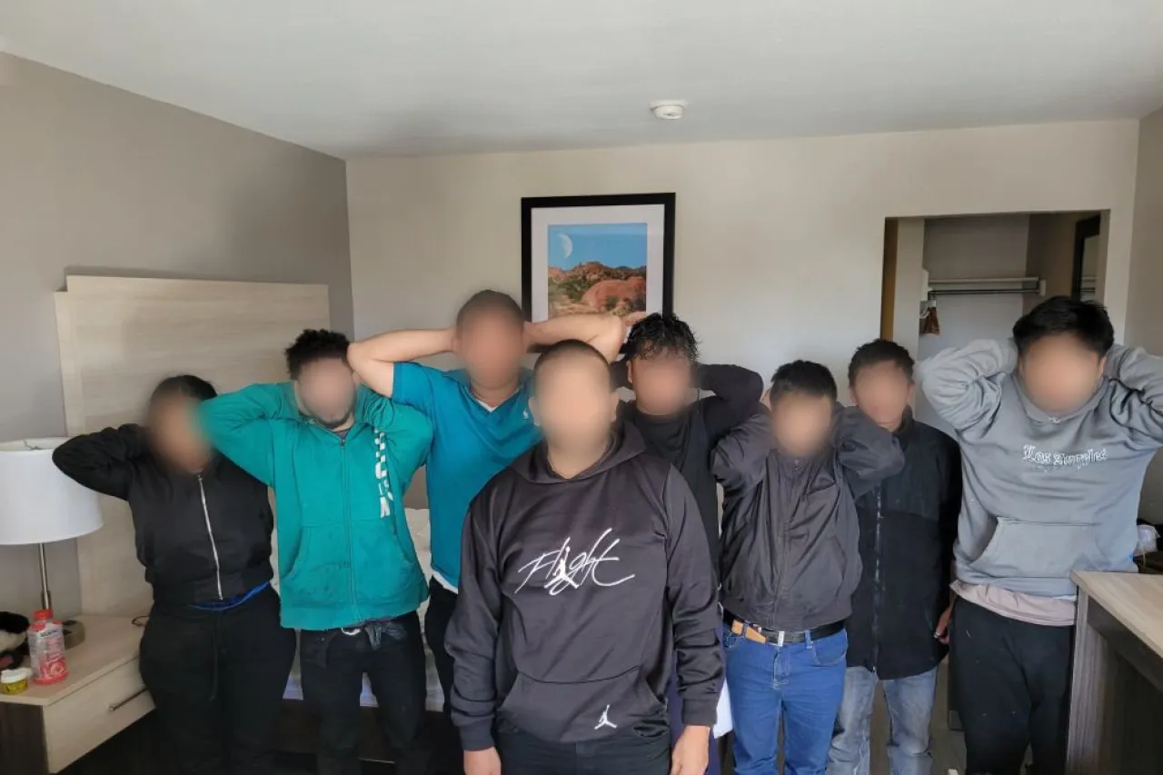 Cateo en hotel de El Paso deja migrantes y 'polleros' detenidos