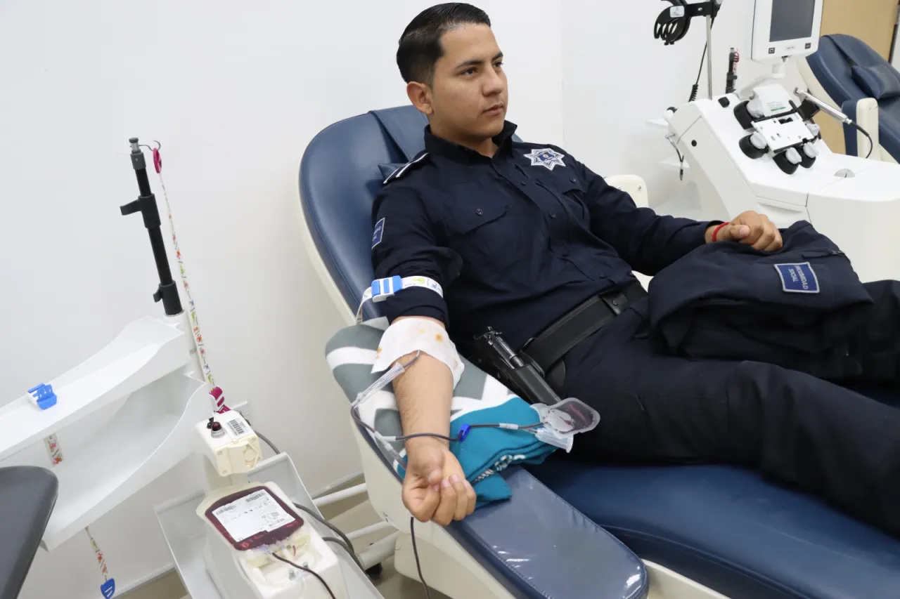 Donan sangre agentes de la Policía