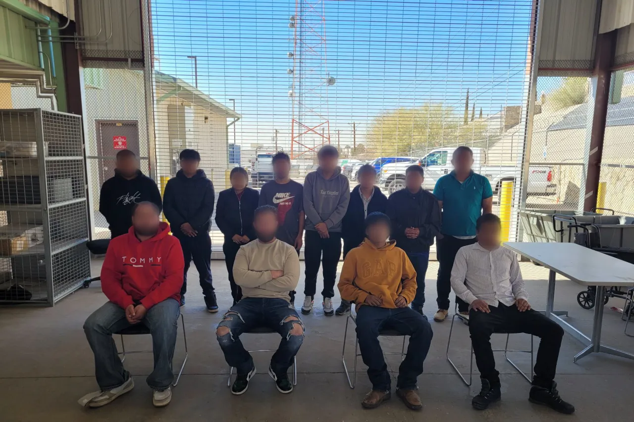 Cateo en hotel de El Paso deja migrantes y 'polleros' detenidos